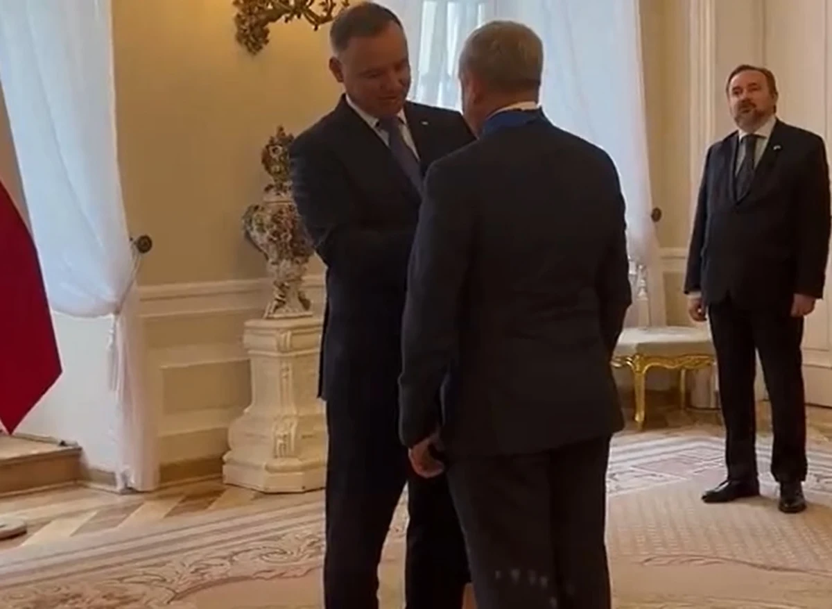 Ustępujący ambasador Ukrainy w Polsce Andrij Deszczyca otrzymał od prezydenta Andrzeja Dudy Krzyż Komandorski z Gwiazdą Orderu Zasługi RP. "Dziękuję za lata służby i za budowanie polsko-ukraińskich relacji przez ostatnie 8 lat" - powiedział prezydent podczas uroczystości.