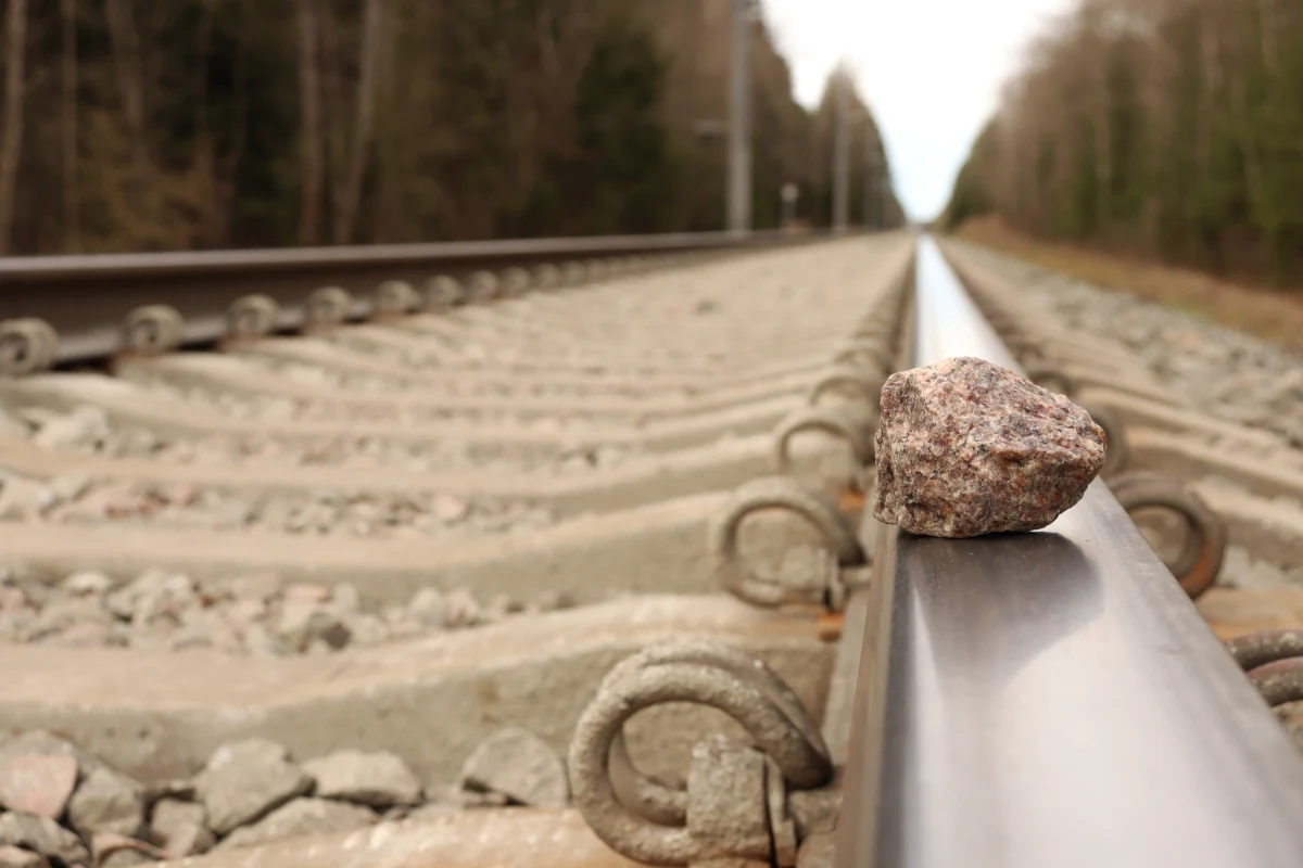 Czwórka 12-latków chciała przekonać się, co stanie się, kiedy pociąg przejedzie po kamieniach ułożonych ma torach. Ich zabawę zauważył patrol Straży Ochrony Kolei. Dzieci zostały przekazane pod opiekę rodziców, ich zachowanie oceni Sąd ds. Rodzinnych i Nieletnich

