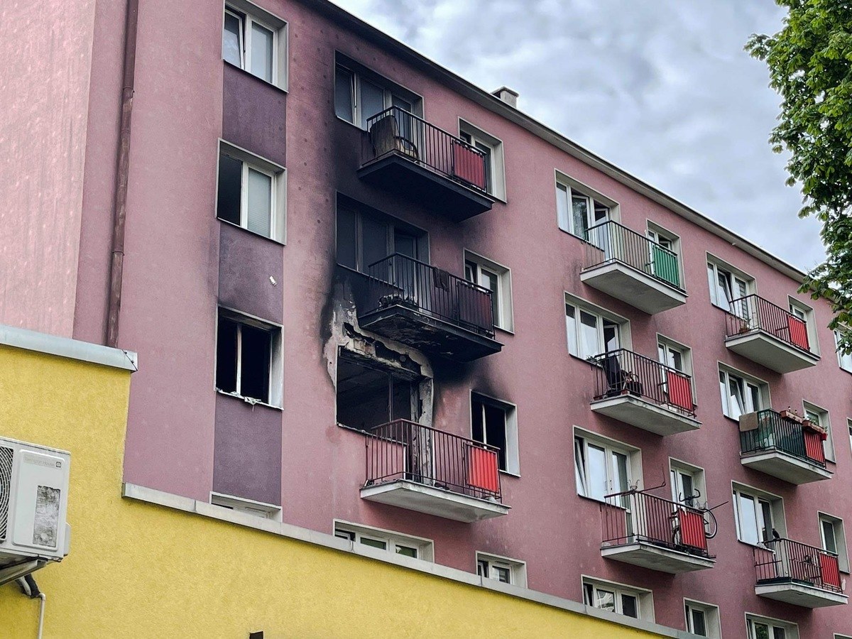 Tragiczny w skutkach pożar w Lublinie. Ogień pojawił się przed godziną 23 we wtorek w mieszkaniu na drugim piętrze w bloku przy ul. Sokolej 17. 