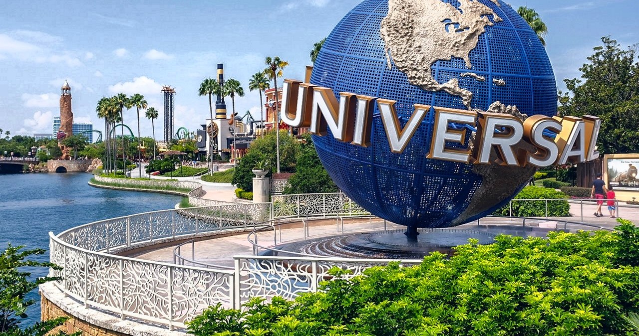 Pięć tematycznych parków rozrywki Universal Studios co roku przyciąga miliony ludzi z całego świata. To nie tylko miejsca niezapomnianej rozrywki dla fanów seriali i filmów, ale to również mała hollywoodzka kraina, która może zaoferować im niemal w namacalny sposób obcowanie z ulubionymi bohaterami. Dziś przedstawiamy atrakcje najciekawszych parków Universal Studios w Orlando i Singapurze.