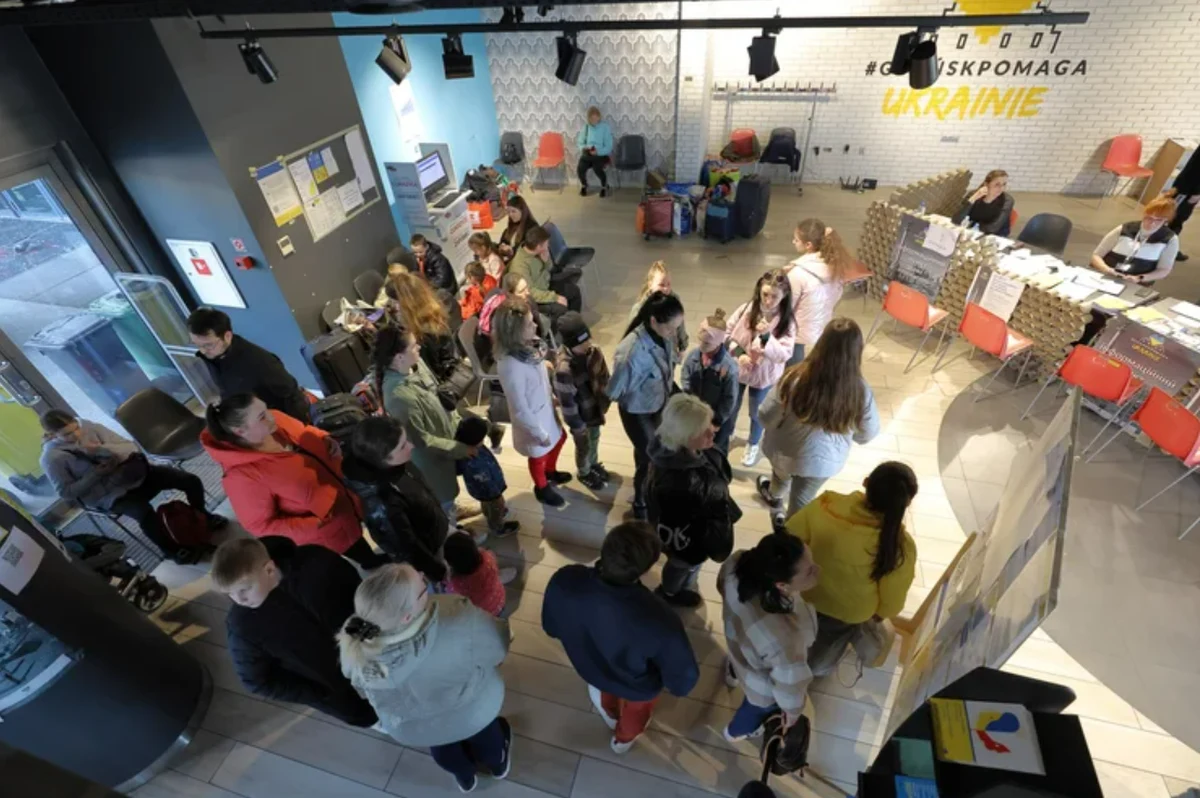 W związku ze zmniejszającą się liczbą uchodźców z Ukrainy od czwartku zawieszona zostanie działalność punktu informacyjnego przy ul. Karmelickiej 1 w Gdańsku. W ciągu trzech miesięcy miejsce to odwiedziło 10 tysięcy osób.

