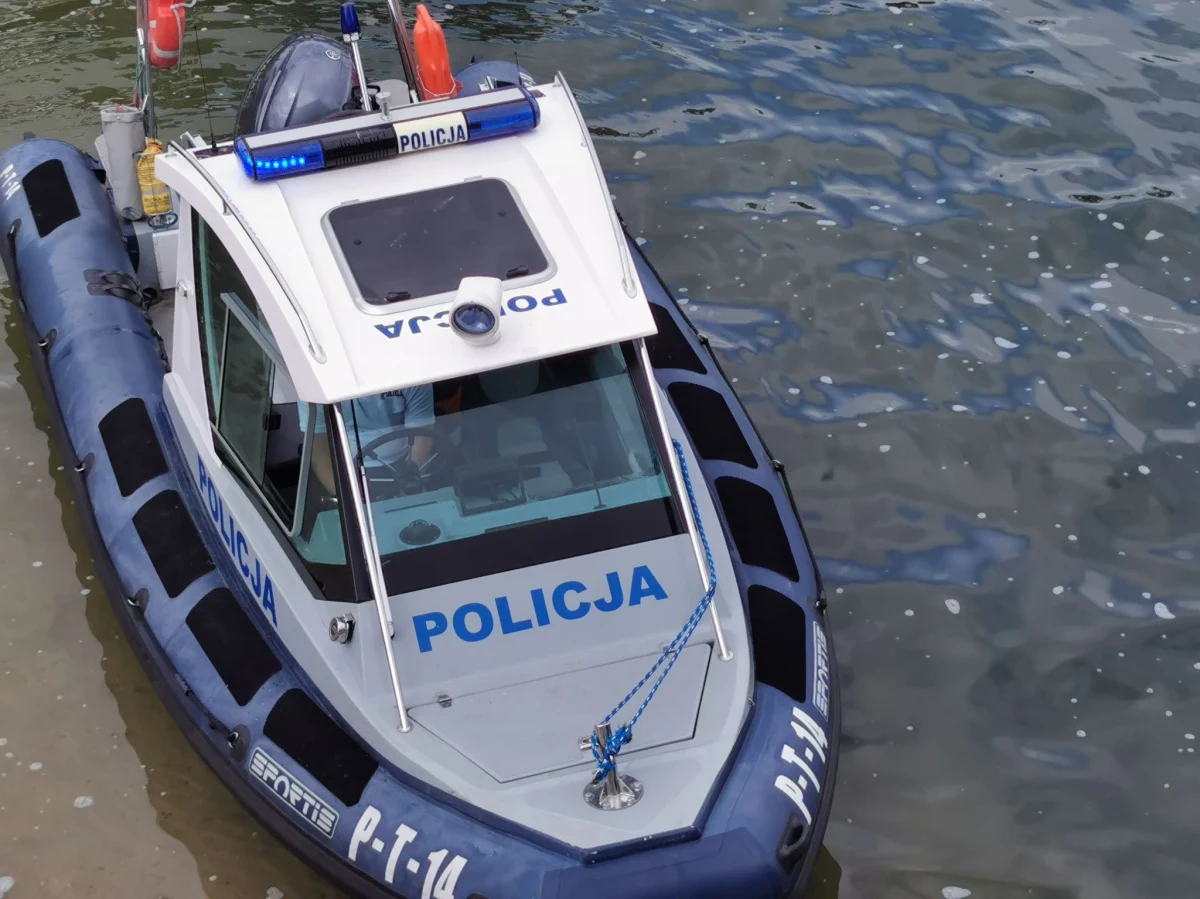 Do portu we Fromborku na Zalewie Wiślanym przypłynął kompletnie pijany sternik. Alkomat pokazał, że 51-latek miał 2,5 promila alkoholu. Grozi mu za to utrata uprawnień do kierowania pojazdami mechanicznymi. Mężczyzna może też trafić do więzienia na dwa lata.