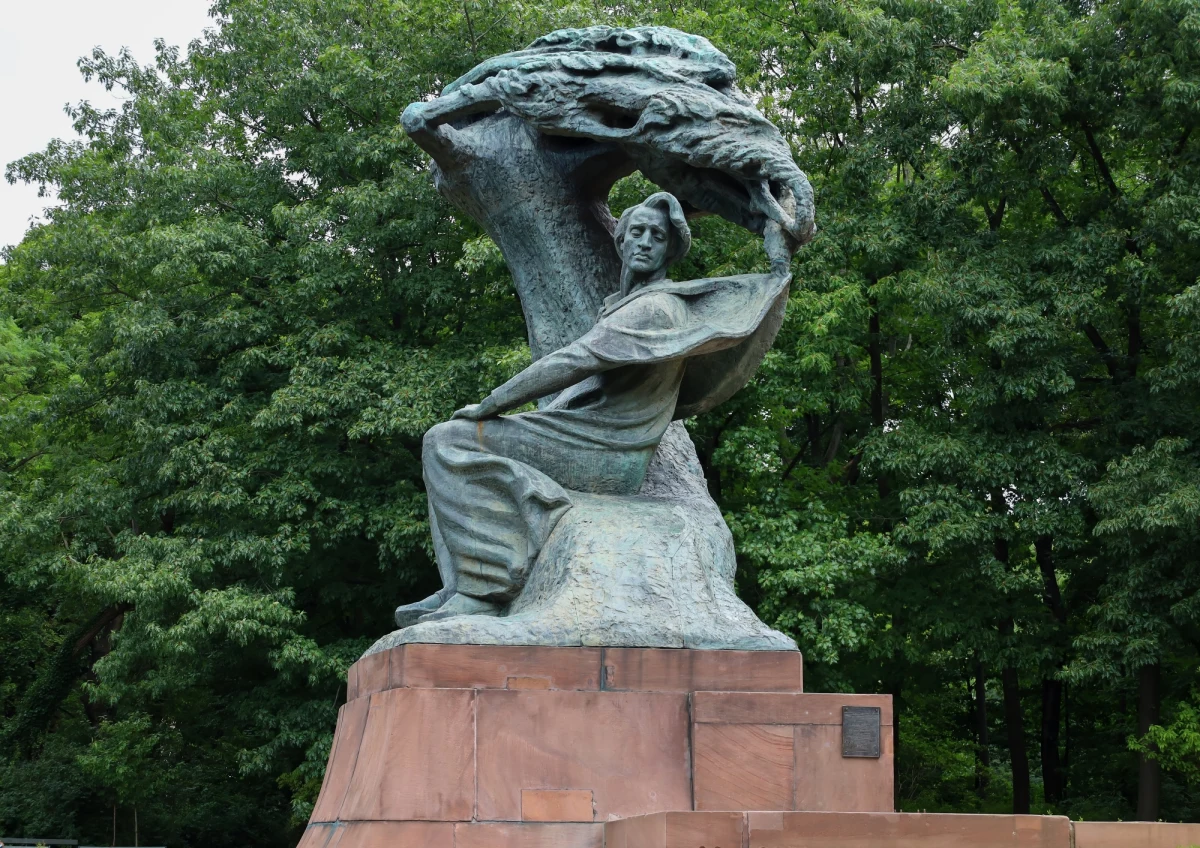 Trwa 63. sezon Koncertów Chopinowskich w Łazienkach Królewskich. Po spowodowanej pandemią przewie, gdy odtwarzano wcześniej nagrane recitale w muzealnych wnętrzach, występy muzyków wróciły na żywo. Odbywają się w plenerze.