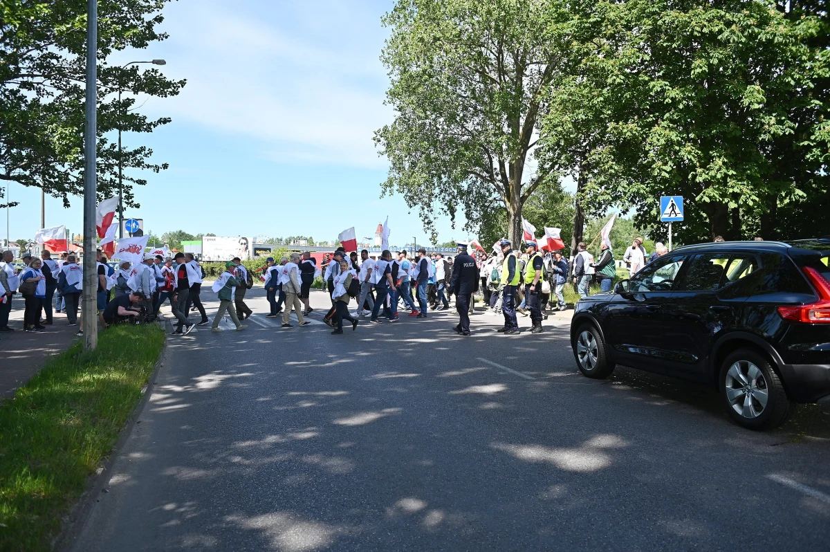 ​Armatorzy rybołówstwa rekreacyjnego blokowali drogę wojewódzką nr 216 z Władysławowa (woj. pomorskie) na Półwysep Helski, przechodząc przez przejście dla pieszych. Zapowiadali, że protest potrwa do godz. 13:30.