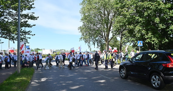 ​Armatorzy rybołówstwa rekreacyjnego blokowali drogę wojewódzką nr 216 z Władysławowa (woj. pomorskie) na Półwysep Helski, przechodząc przez przejście dla pieszych. Zapowiadali, że protest potrwa do godz. 13:30.