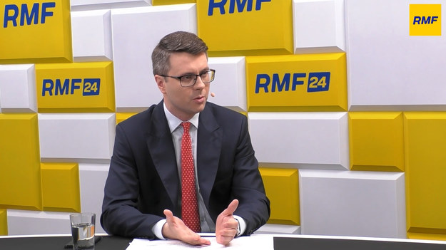 "Jeżeli większość w Sejmie będzie wokół tego zbudowana, wtedy będziemy przekonywać prezydenta" - mówił w Rozmowie w południe w RMF FM rzecznik rządu Piotr Müller, pytany o sprawę zmiany terminu wyborów samorządowych. "Samą kadencyjność określa ustawa, a nie konstytucja" - podkreślił gość Rocha Kowalskiego.Prawo i Sprawiedliwość chce przełożyć przyszłoroczne wybory samorządowe na wiosnę 2024 roku, gdyż pokrywają się z wyborami parlamentarnymi. Jest rozważany taki scenariusz, o tym przecież głośno mówimy. Widzimy, że organizacyjnie jest to pewne wyzwanie, również Państwowa Komisja Wyborcza o tym mówi - mówił rzecznik rządu. Nie ma takiej decyzji jeszcze w sensie gotowego projektu ustawy, z tego co wiem, przynajmniej ja go nie widziałem. Ale taka decyzja jest rozważana i wprost o tym mówimy. Pokrycie się wyborów parlamentarnych i samorządowych w kwestiach organizacyjnych, rozliczeniowych może budzić wątpliwości - dodał Müller.RMF FM dowiedział się, że prezydent Andrzej Duda może nie zgodzić się na przełożenie wyborów lokalnych, gdyż jest zwolennikiem wyborów w terminach konstytucyjnych. Zacznijmy od tego, że przede wszystkim wybory samorządowe już były kiedyś przesunięte przy reformie samorządu terytorialnego. Po drugie samą kadencyjność określa ustawa, a nie konstytucja. To jest różnica w stosunku do wyborów sejmowych, senackich, czy prezydenckich. Oczywiście będziemy o tym rozmawiać z panem prezydentem. Jeżeli taka większość w Sejmie będzie zbudowana wokół tego, wtedy będziemy przekonywać prezydenta. Na tym etapie takiej decyzji finalnie nie ma - mówił gość RMF FM.Müller zaprzeczył, by przełożenie wyborów było polityczną kalkulacją PiS-u. Tylko że wybory lokalne są później niż wybory parlamentarne, więc ten argument jest nietrafiony. Dlatego zastanawiam się, skąd taka rzecz. Te wybory się pokrywają, ale są w innych terminach. Najpierw są wybory parlamentarne, a później samorządowe - zaznaczył.