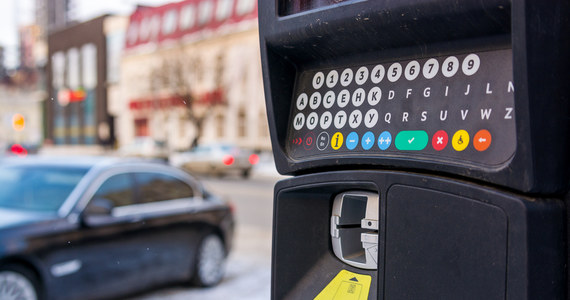 25 zarzutów usłyszał 36-latek z Gdańska, który został zatrzymany przez policję za kradzieże pieniędzy m.in. z parkomatów, automatów, rozmieniarek i biletomatów. 36-letniemu mężczyźnie grozi do 10 lat więzienia.