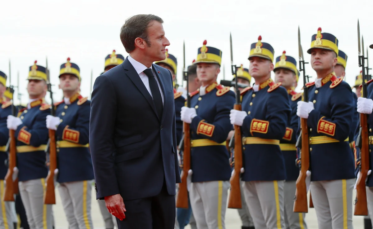 "W pewnym momencie, po tym jak pomogliśmy stawić opór, będziemy musieli negocjować z Rosją. Ukraiński prezydent będzie musiał negocjować. A my, Europejczycy, będziemy przy tym stole" - powiedział prezydent Francji Emmanuel Macron przebywający z wizytą w Rumunii.