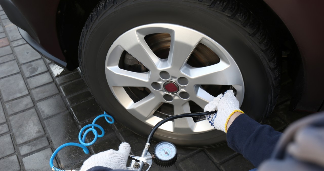 Za dużo czy za mało powietrza w oponie? Test pokazał, co jest gorsze