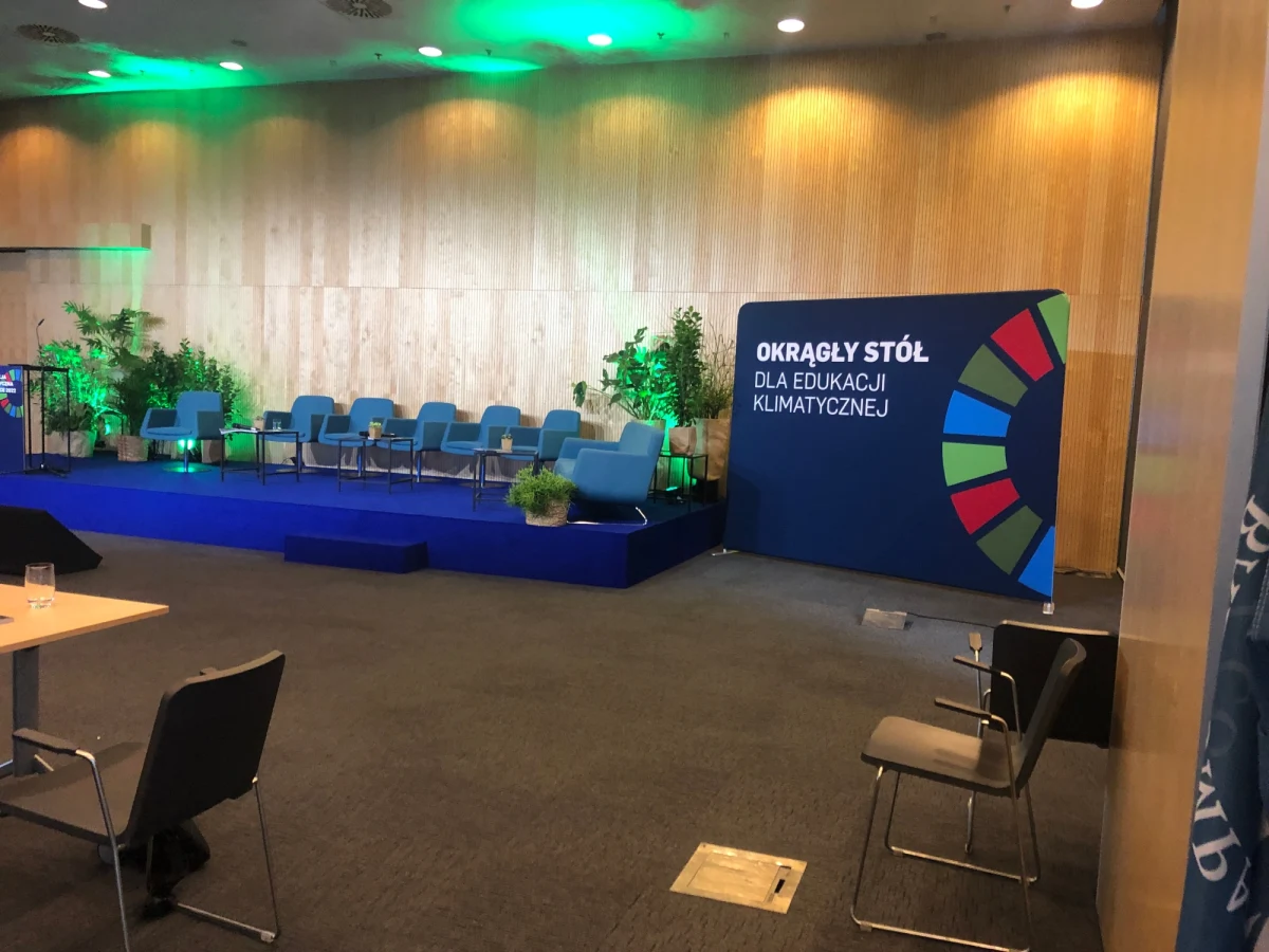 Rosną szanse, że w przyszłym roku w szkołach pojawi się edukacja klimatyczna. To efekt obrad okrągłego stołu, które w tej sprawie w Warszawie zorganizowała agenda Organizacji Narodów Zjednoczonych - Global Compact Network. Petycję w sprawie wprowadzenia edukacji klimatycznej do szkół podpisało ponad sześćdziesiąt tysięcy osób.