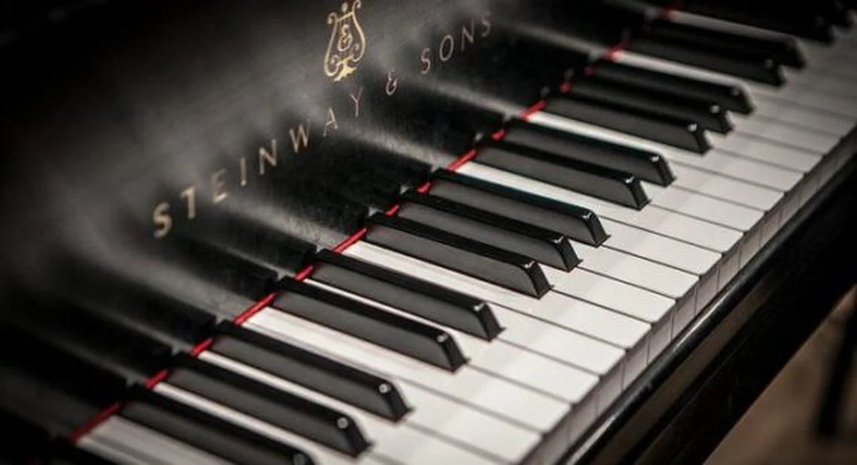 Około 10 tys. zł ma kosztować naprawa fortepianu, który został uszkodzony po upadku z windy transportowej - poinformowała Akademia Muzyczna w Poznaniu.

