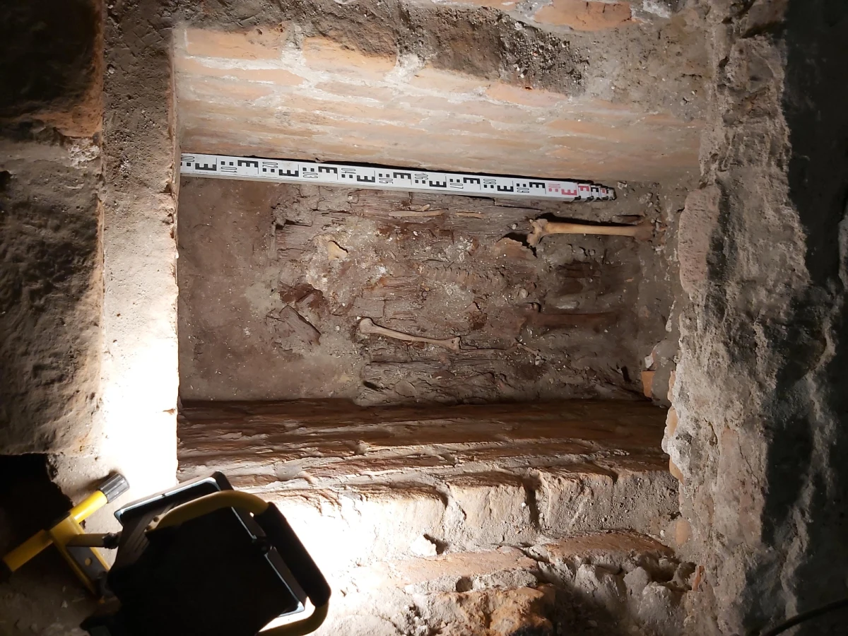 Czy to grób kochanki króla Zygmunta Starego odnaleziono w kaplicy króla Jana Olbrachta? To wstępne przypuszczenia ekspertów pracujących w wawelskiej kaplicy. Dokonali kolejnych ciekawych odkryć. Oprócz grobu prawdopodobnie należącego do króla Jana Olbrachta i grobu kobiety, w niższych warstwach natrafili na gotyckie cmentarzysko oraz romański pochówek dziecka. W jeszcze najniższej warstwie odkryto artefakty z epoki kamienia. "Odkrycia te potwierdzają bogatą historię Wzgórza Wawelskiego" – mówi RMF FM Tomasz Wagner, archeolog kierujący pracami wykopaliskowymi w kaplicy Jana Olbrachta na Wawelu.