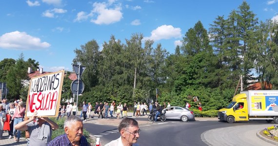 ​Utrudnień w ruchu drogowym mogą spodziewać się kierowcy jadący na długi weekend w Bieszczady. Mieszkańcy kilku miejscowości sprzeciwiają się planowanej budowie obwodnicy Leska (woj. podkarpackie). Około godziny 16 miała rozpocząć się blokada drogi krajowej nr 84.
