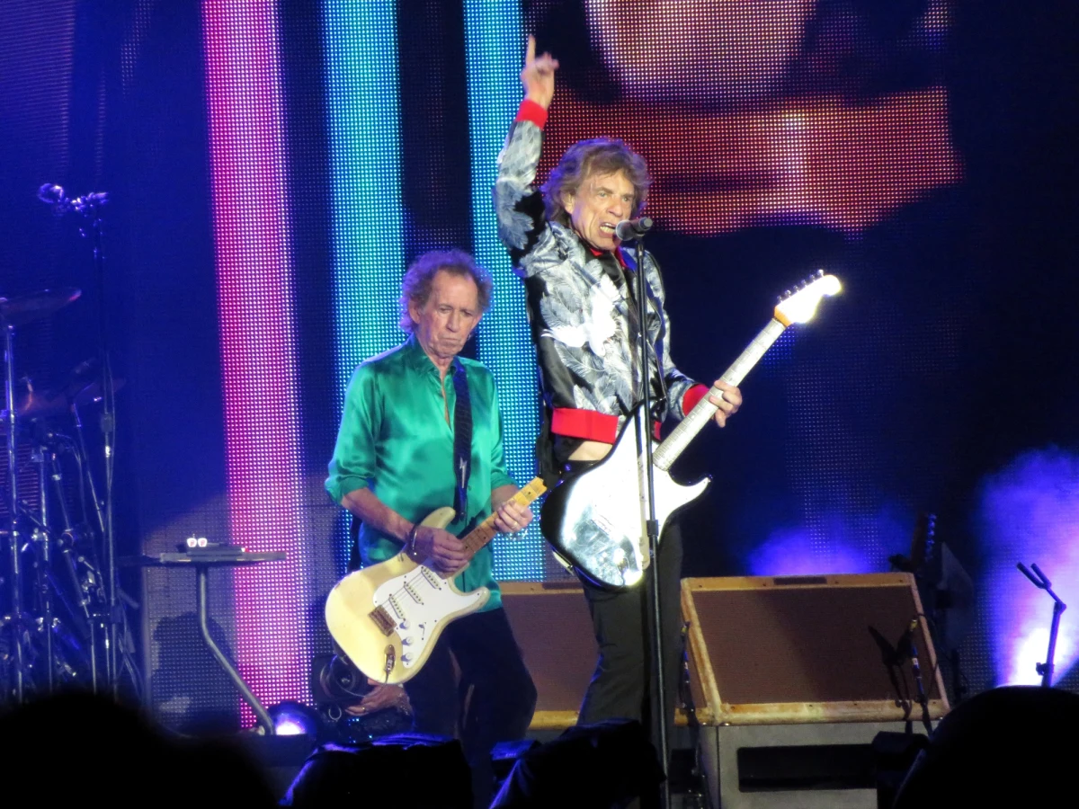 Brytyjski zespół rockowy The Rolling Stones planuje 7 lipca wystąpić w Amsterdamie, aby zrekompensować swoim fanom koncert, który został odwołany w poniedziałek, gdy wokalista grupy Mick Jagger uzyskał pozytywny wynik testu na koronawirusa - poinformował w środę promotor koncertu.