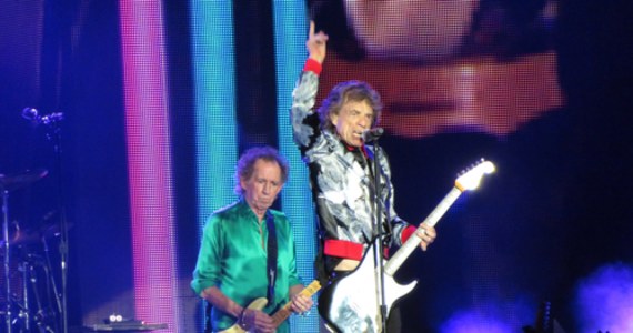 Brytyjski zespół rockowy The Rolling Stones planuje 7 lipca wystąpić w Amsterdamie, aby zrekompensować swoim fanom koncert, który został odwołany w poniedziałek, gdy wokalista grupy Mick Jagger uzyskał pozytywny wynik testu na koronawirusa - poinformował w środę promotor koncertu.