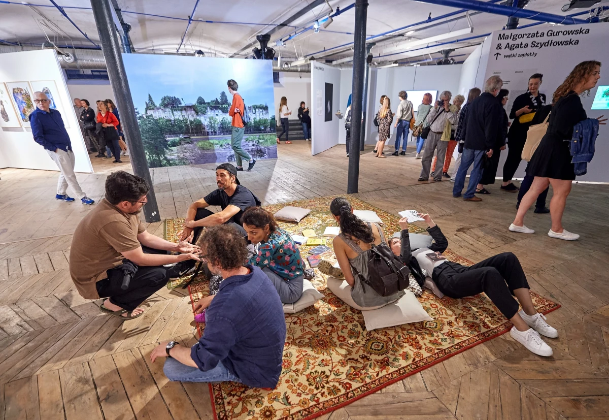 Oprowadzania kuratorskie, układanie puzzli czy impreza taneczna z kuratorami i producentkami w roli DJ-ów - trwający w Łodzi 21. Fotofestiwal nie zwalnia tempa w długi weekend. Na zwiedzających w całym mieście czeka ponad 40 wystaw spiętych hasłem "Wspólnota", które jest tematem przewodnim festiwalu.