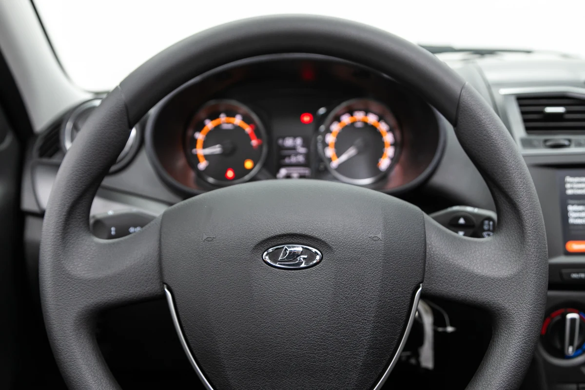 Do rosyjskich salonów samochodowych trafić mają wkrótce samochody rodem z zeszłego stulecia. Nie będzie w nich nie tylko wielu współcześnie stosowanych elektronicznych systemów, w tym zapobiegającego blokowaniu kół ABS, ale być może nawet... poduszek powietrznych.