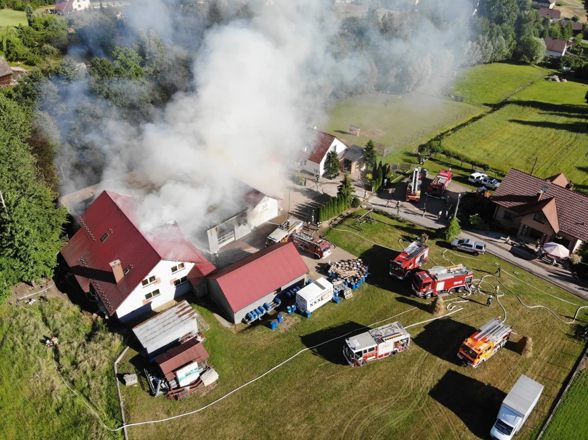 Pożar zakładu stolarskiego w Łękawicy koło Wadowic (woj. małopolskie). Z ogniem walczy 18 zastępów straży pożarnej.