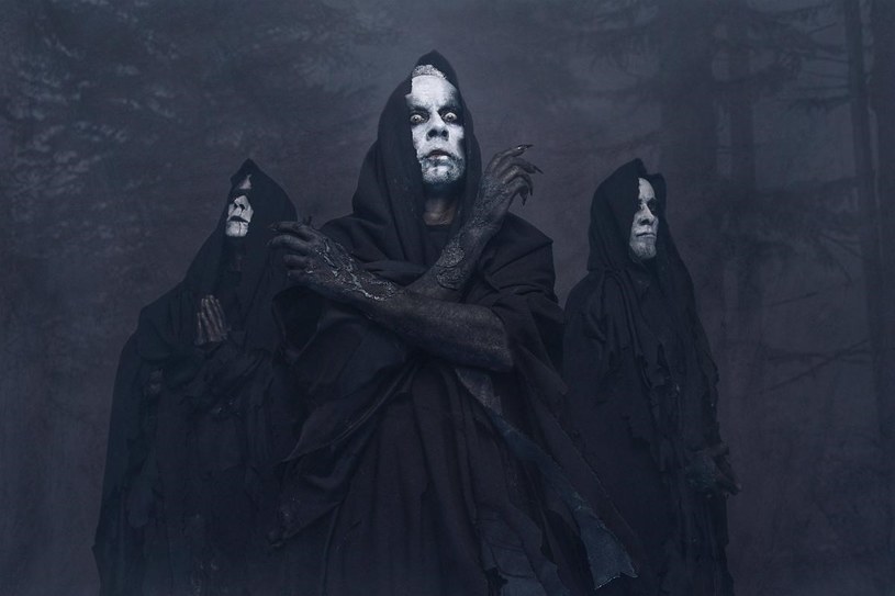 "Czasy walki przynoszą ze sobą muzykę walki" - tak Nergal mówi o nowym utworze "Off to War!". To drugi singel z nadchodzącej płyty "Opvs Contra Natvram" grupy Behemoth. Do sieci właśnie trafił teledysk do tego nagrania.