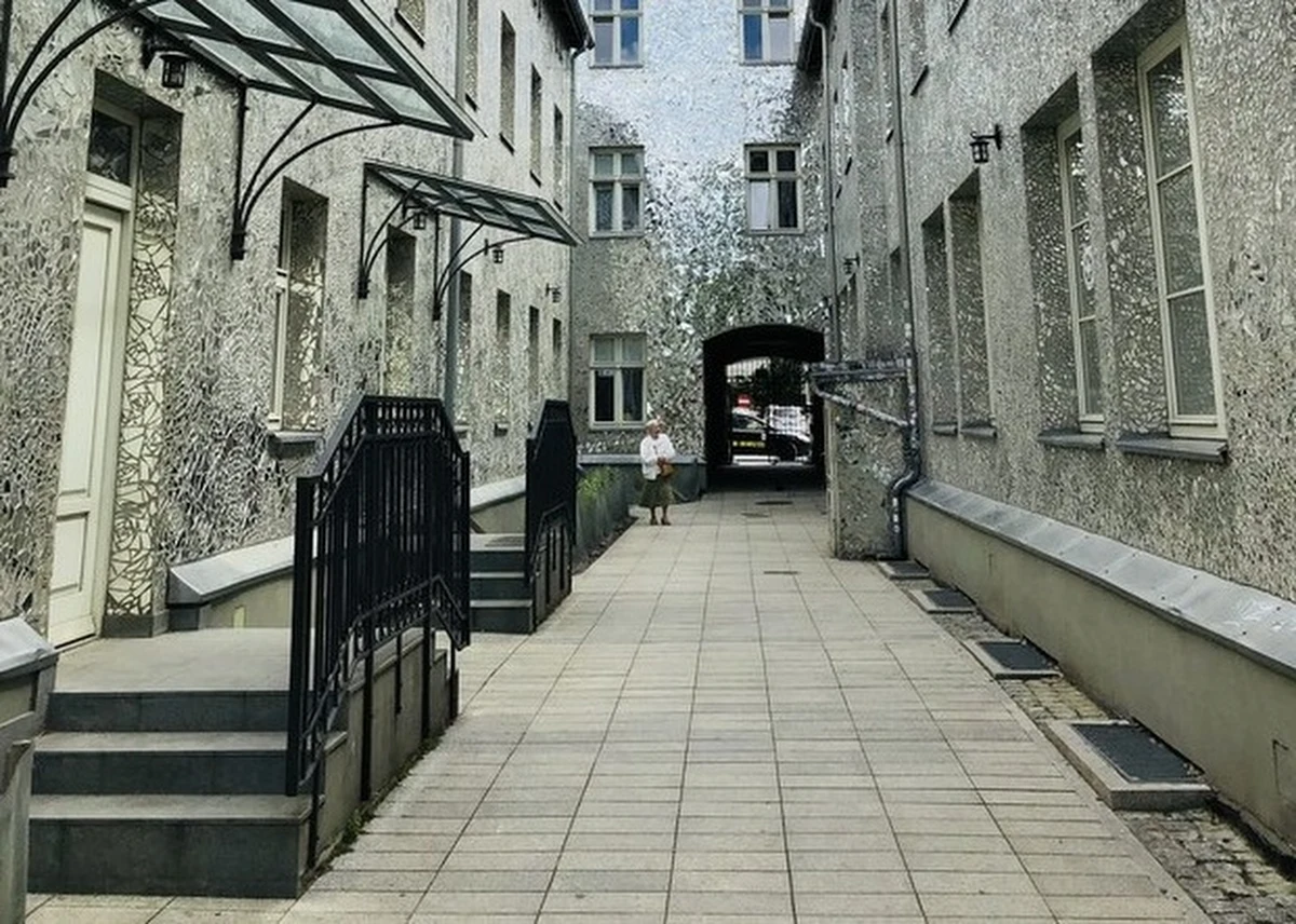 Plenerowe przedstawienia teatralne w Pasażu Róży przy ul. Piotrkowskiej 3 w Łodzi - to letnia oferta dla dzieci, z której będzie można skorzystać w każdą niedzielę wakacji. Wstęp na spektakle uliczne będzie bezpłatny. Cykl "Baśniowa Piotrkowska" wraca do najpiękniejszego podwórka przy głównym deptaku miasta.