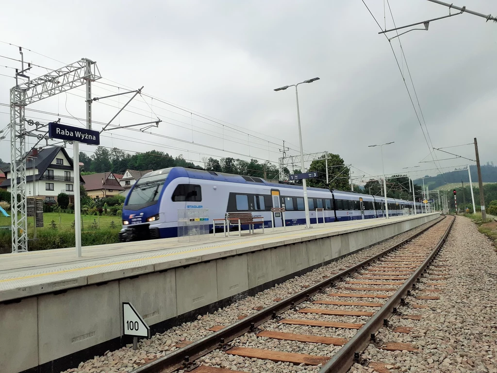 Pociąg PKP Intercity na odnowionej stacji Raba Wyżna