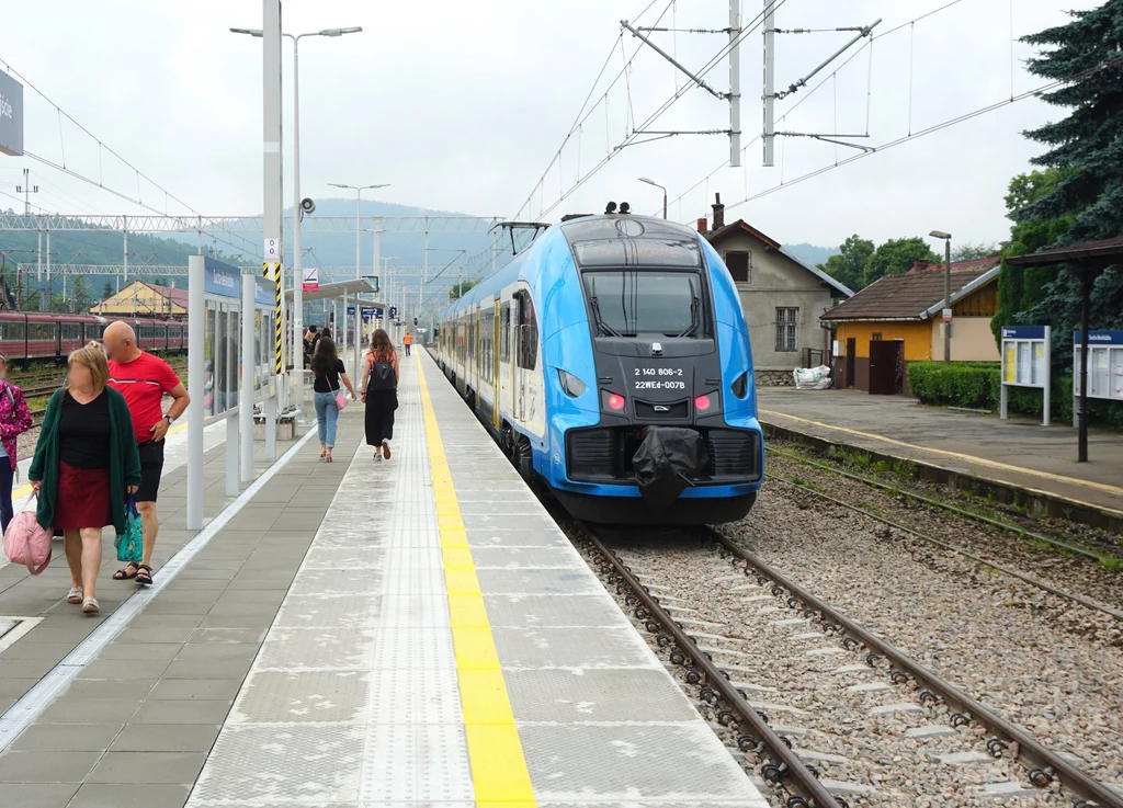 Regionalny pociąg na stacji Sucha Beskidzka