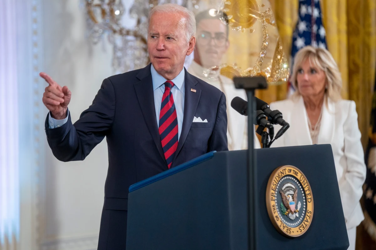 Prezydent USA Joe Biden zażądał od koncernów naftowych wyjaśnienia, dlaczego nie zwiększają podaży paliw na rynku. Oskarżył je również o  
uzyskiwanie dodatkowych, niczym nieusprawiedliwionych gigantycznych dochodów.