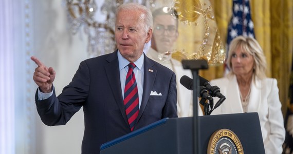Prezydent USA Joe Biden zażądał od koncernów naftowych wyjaśnienia, dlaczego nie zwiększają podaży paliw na rynku. Oskarżył je również o  
uzyskiwanie dodatkowych, niczym nieusprawiedliwionych gigantycznych dochodów.