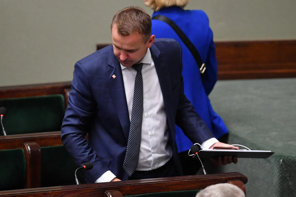 To już oficjana decyzja. ​Prezydent Andrzej Duda - na wniosek premiera Mateusza Morawieckiego - odwołał Michała Cieślaka ze składu rządu - wynika z postanowienia prezydenta opublikowanego w Monitorze Polskim. Cieślak pełnił funkcję ministra-członka Rady Ministrów, a jego odwołanie ma związek z incydentem na poczcie w Pacanowie.