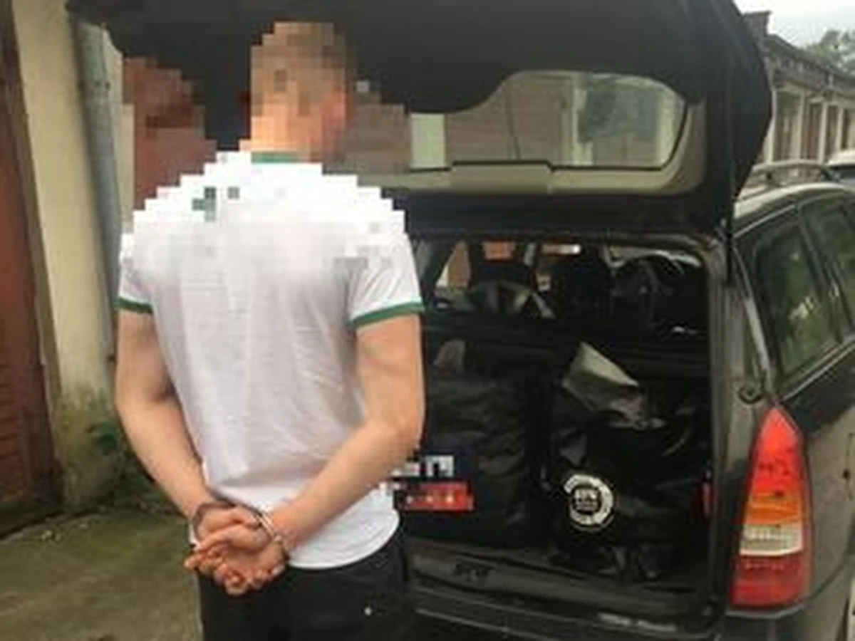 Wrocławscy policjanci zatrzymali dwóch mężczyzn, którzy w swoim samochodzie przewozili tytoń i papierosy bez polskich znaków akcyzy. Funkcjonariusze zabezpieczyli w sumie ponad 200 kg krajanki tytoniowej i prawie 41 tysięcy sztuk papierosów z zagraniczną banderolą.

