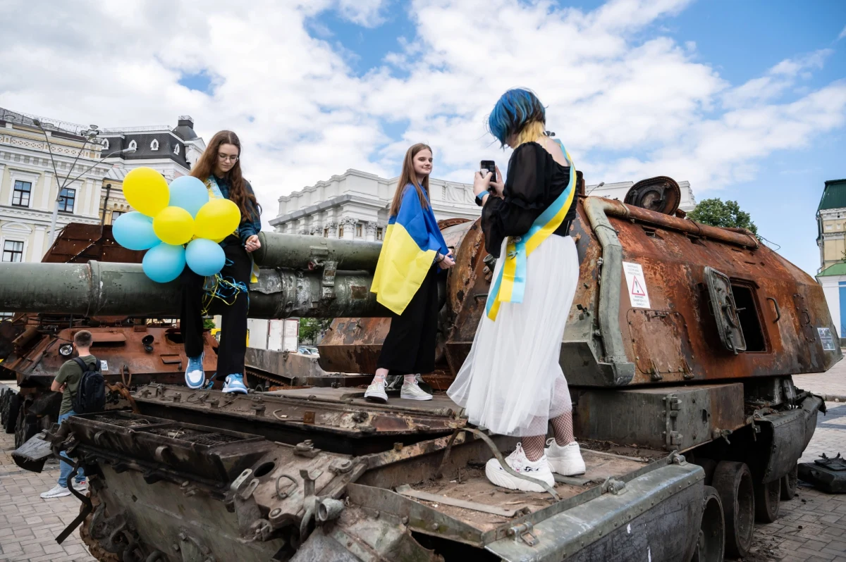 "Kto powiedział, że za dwa lata Ukraina będzie na mapie świata?" - zastanawia się publicznie Dmitrij Miedwiediew. Jest wiceszefem Rady Bezpieczeństwa ONZ, a kiedyś w Rosji udawał przez pięć lat prezydenta. W rzeczywistości był poczekalnią Putina – grzeczną ławeczką, na której Władimir mógł wygodnie posiedzieć, bawiąc się w premiera. Panowie często pokazywali się na placu czerwonym w podobnych skórzanych kurteczkach. Ale na tym podobieństwa się kończą. Putin i Miedwiediew nigdy nie grali w tej samej lidze – to nie jest symbiotyczny organizm. Jeden wysysa z krew z drugiego do tego stopnia, że ten drugi nie wie, co mówi. Mózg pozbawiony tlenu zaczyna pleść bzdury. Kto powiedział, że Ukraina będzie na mapie? – reszta świata to mówi!  