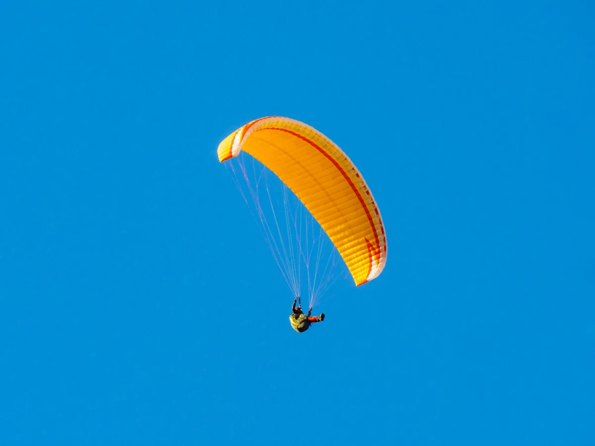 Wypadek na lotnisku Aeroklubu Lubelskiego w Radawcu Dużym. W środę wieczorem 46-letni paralotniarz  podczas wykonywania lotu spadł na ziemię. Został przewieziony do szpitala, gdzie przeszedł operację.

