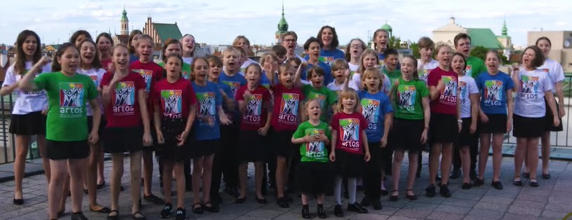 Polskie i ukraińskie dzieci połączyły się, by zaśpiewać wspólnie utwór "Czerwona kalina", który stał się swego rodzaju hymnem toczącej się za naszą wschodnią granicą wojny. 