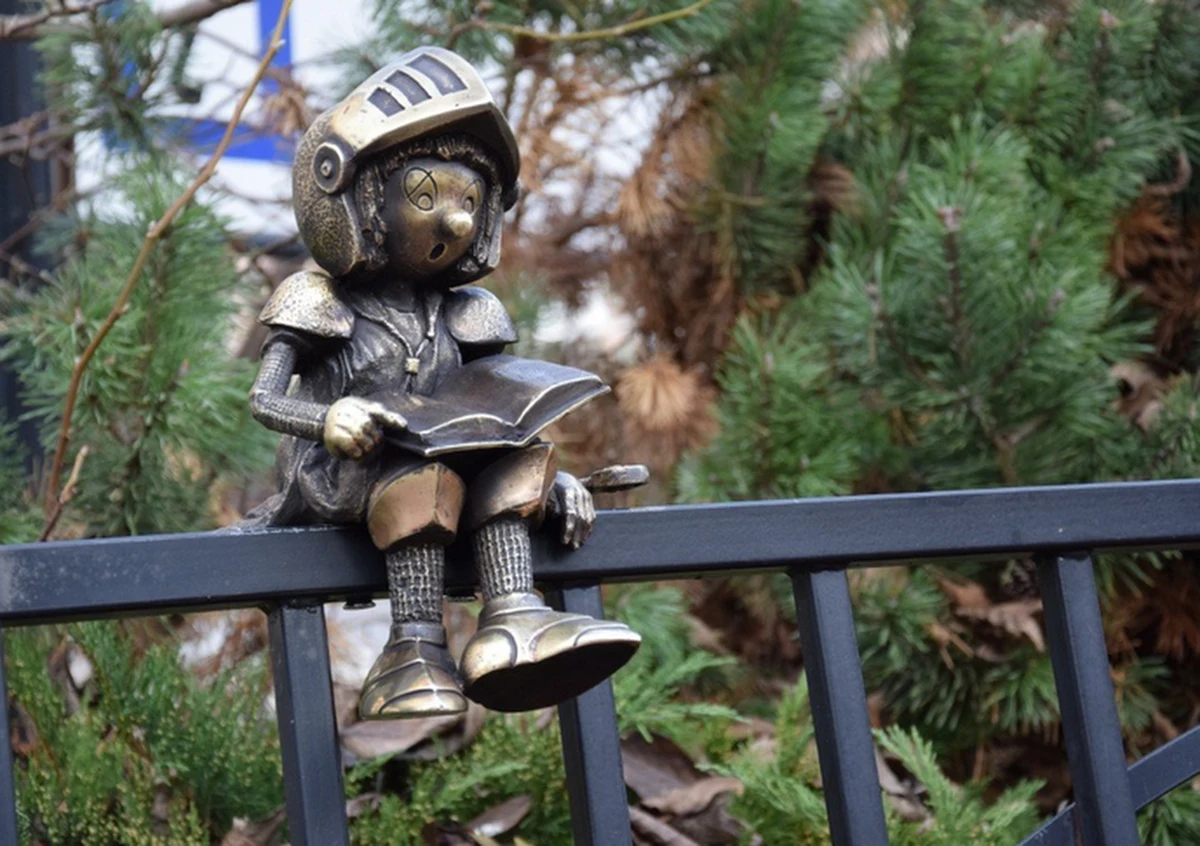 Burmistrz Malborka wyznaczył nagrodę 2 tys. złotych dla osoby, która wskaże odpowiedzialnego za kradzież figurki Marianka, umieszczonej na ławce przed muzeum. W lutym, innej miejskiej figurce, ktoś urwał rękę.
