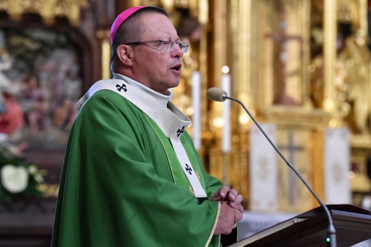 Jak nie widzisz ubogiego, jak się nie podzielisz z nim z tego, co masz, ze swojej biedy, to nie szanujesz Ciała Pańskiego - podkreślił metropolita łódzki arcybiskup Grzegorz Ryś w homilii wygłoszonej na mszy przed główną procesją Bożego Ciała w Łodzi.
