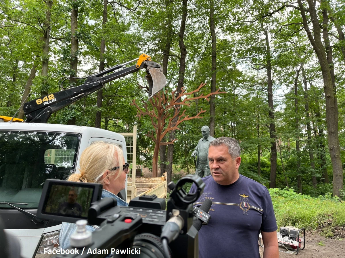 W Parku Szubianki w Jarocinie (woj. wielkopolskie) stanął 2,5-metrowy pomnik byłego ministra środowiska prof. Jana Szyszki. "To jest człowiek, który najwięcej zrobił dla ochrony środowiska w Polsce po II wojnie światowej" – powiedział burmistrz Jarocina Adam Pawlicki.