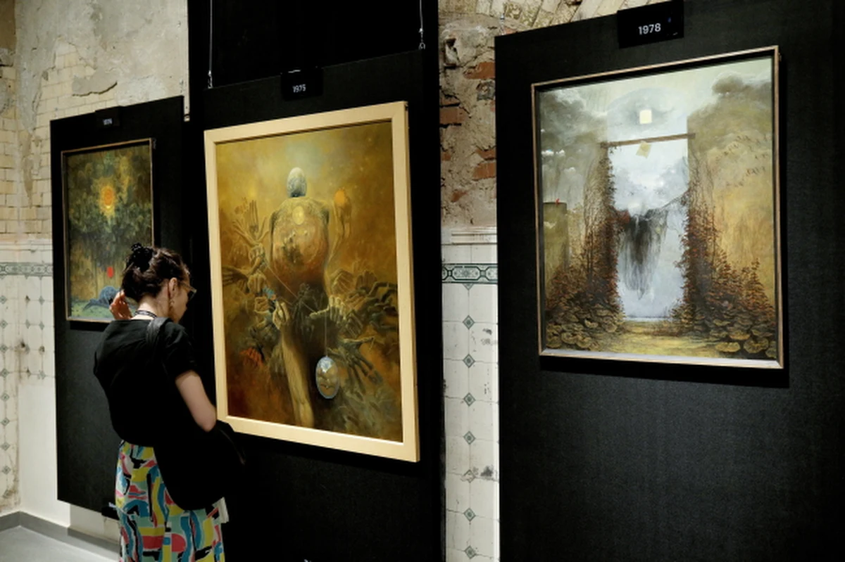 55 obrazów z dwóch głównych okresów twórczości Zdzisława Beksińskiego można od soboty oglądać w Tichauer Art Gallery w Tychach. Wśród nich pięć prac z prywatnej "kolekcji japońskiej", do niedawna traktowanych jako zaginione.