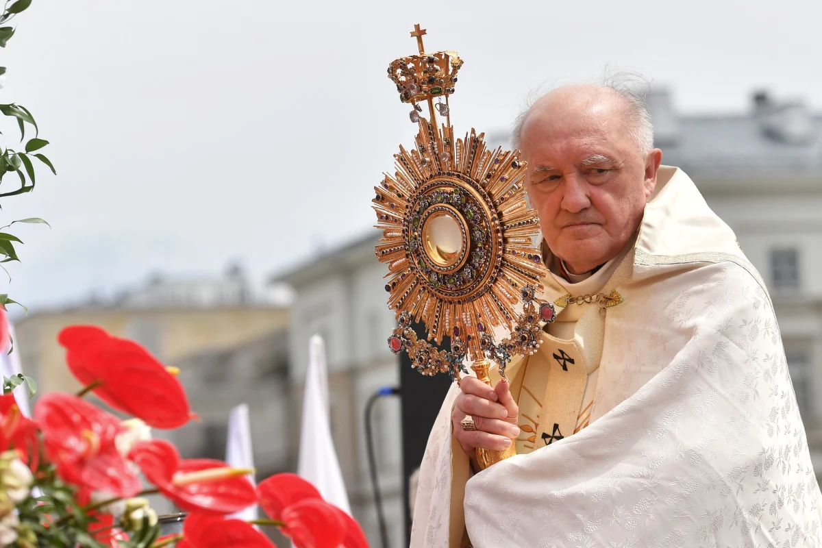 "Papież jest niezrozumiany przez świat, media, które mało doceniają warstwę etyczną, aksjologiczno-religijną w mówieniu o wojnie, która trwa obok nas" - powiedział kard. Kazimierz Nycz, metropolita warszawski w trakcie uroczystości Bożego Ciała. Kardynał podziękował "rodzinom Warszawy i Mazowsza, władzom samorządowym i rządowym, parafiom, Caritasowi i organizacjom pozarządowym za powszechną i szybko zorganizowaną pomoc uchodźcom".