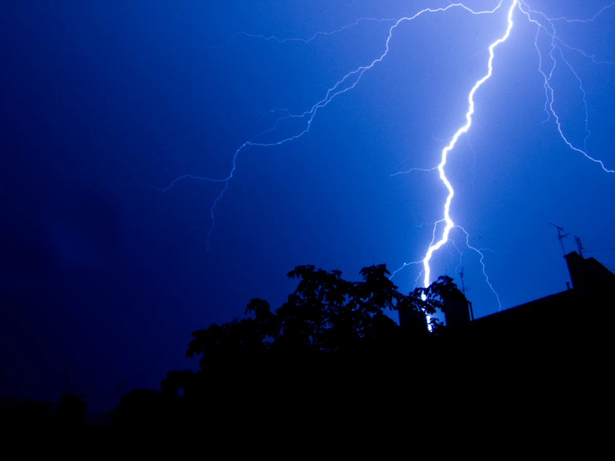 W południowej części Polski obowiązują ostrzeżenia meteorologiczne przed burzami z gradem. W nocy najintensywniej ma padać na południowym wschodzie.
