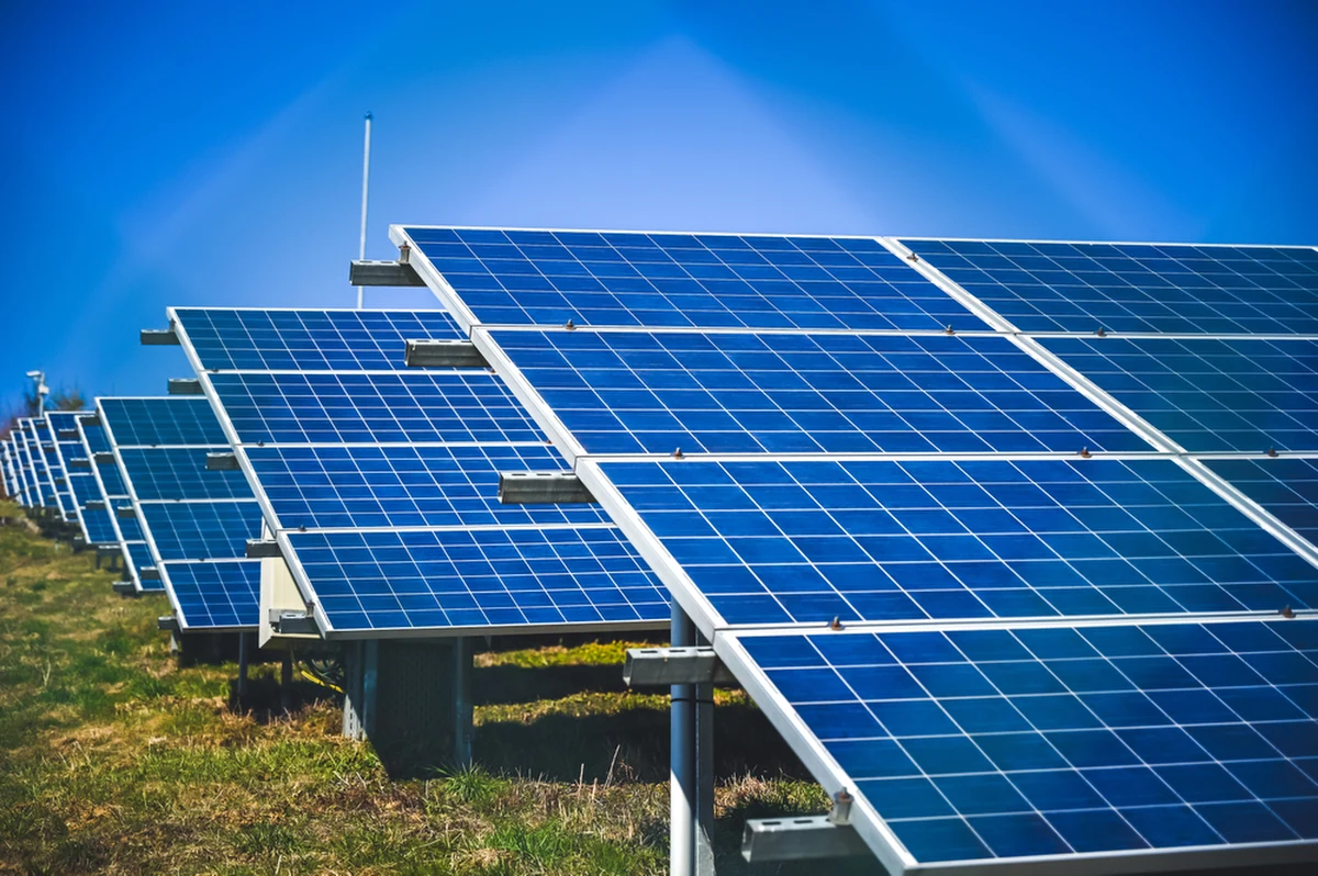 Miejskie Przedsiębiorstwo Gospodarki Komunalnej w Katowicach chce wybudować elektrownię słoneczną na terenie zamkniętej i zrekultywowanej części składowiska odpadów. Spółka właśnie ogłosiła przetarg na budowę.