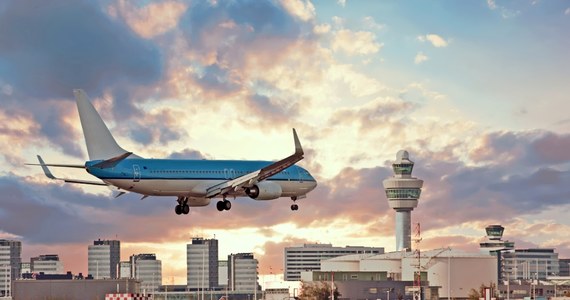 Położone pod Amsterdamem lotnisko Schiphol w okresie letnim anuluje tysiące lotów, co dotknie “setki tysięcy” pasażerów - informuje dziennik “De Telegraf”. Powodem są przede wszystkim braki kadrowe.