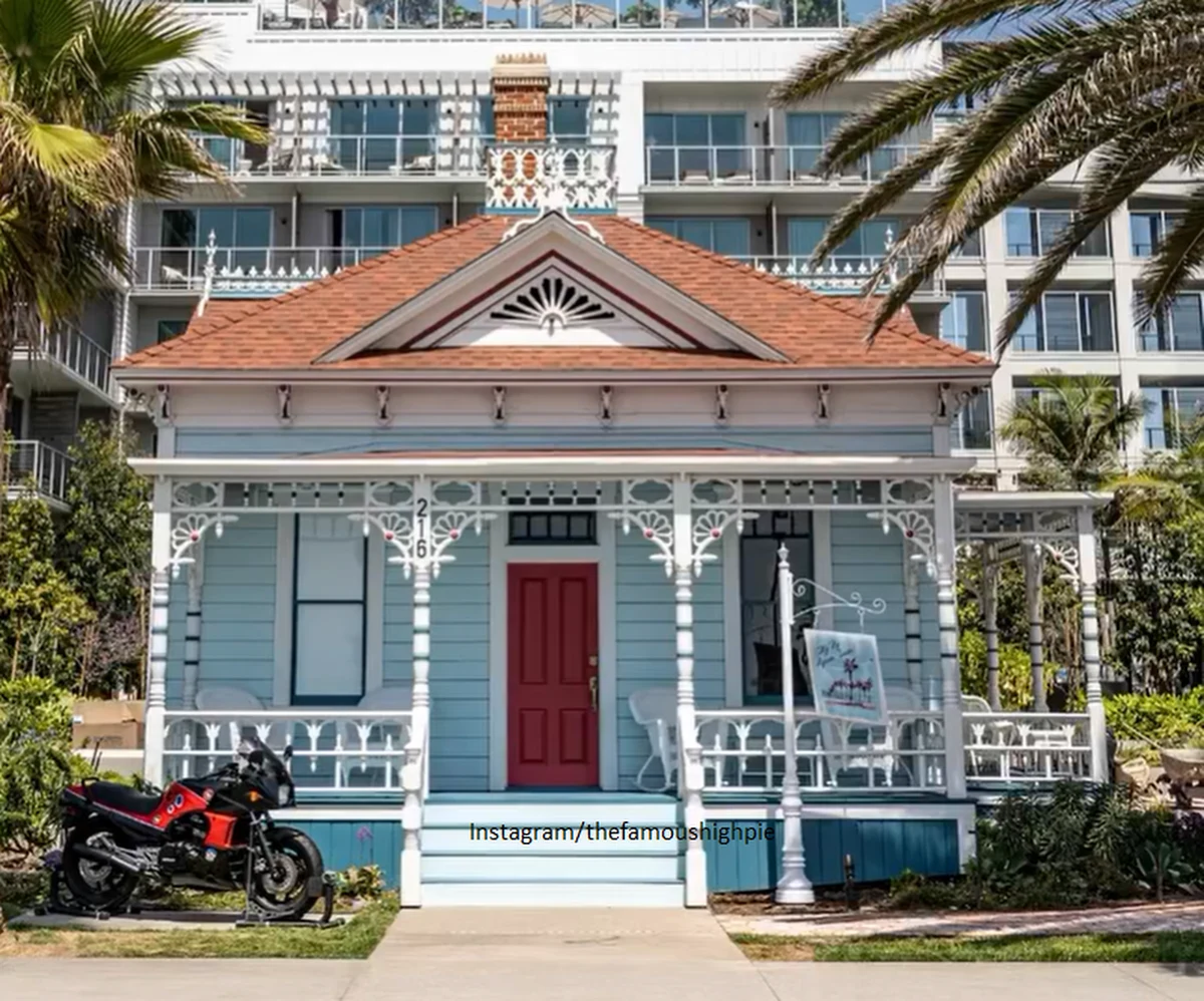 Fani filmu „Top Gun” mają kolejny powód, żeby odwiedzić dom Charlie. Pomalowany na niebiesko budynek znajdujący się w kalifornijskiej miejscowości Oceanside skrywa nie tylko pamiątki z planu, ale też słodkości. Otwarta w maju cukiernia High Pie cieszy się sporą popularnością podobnie jak sequel hitu z lat 80.