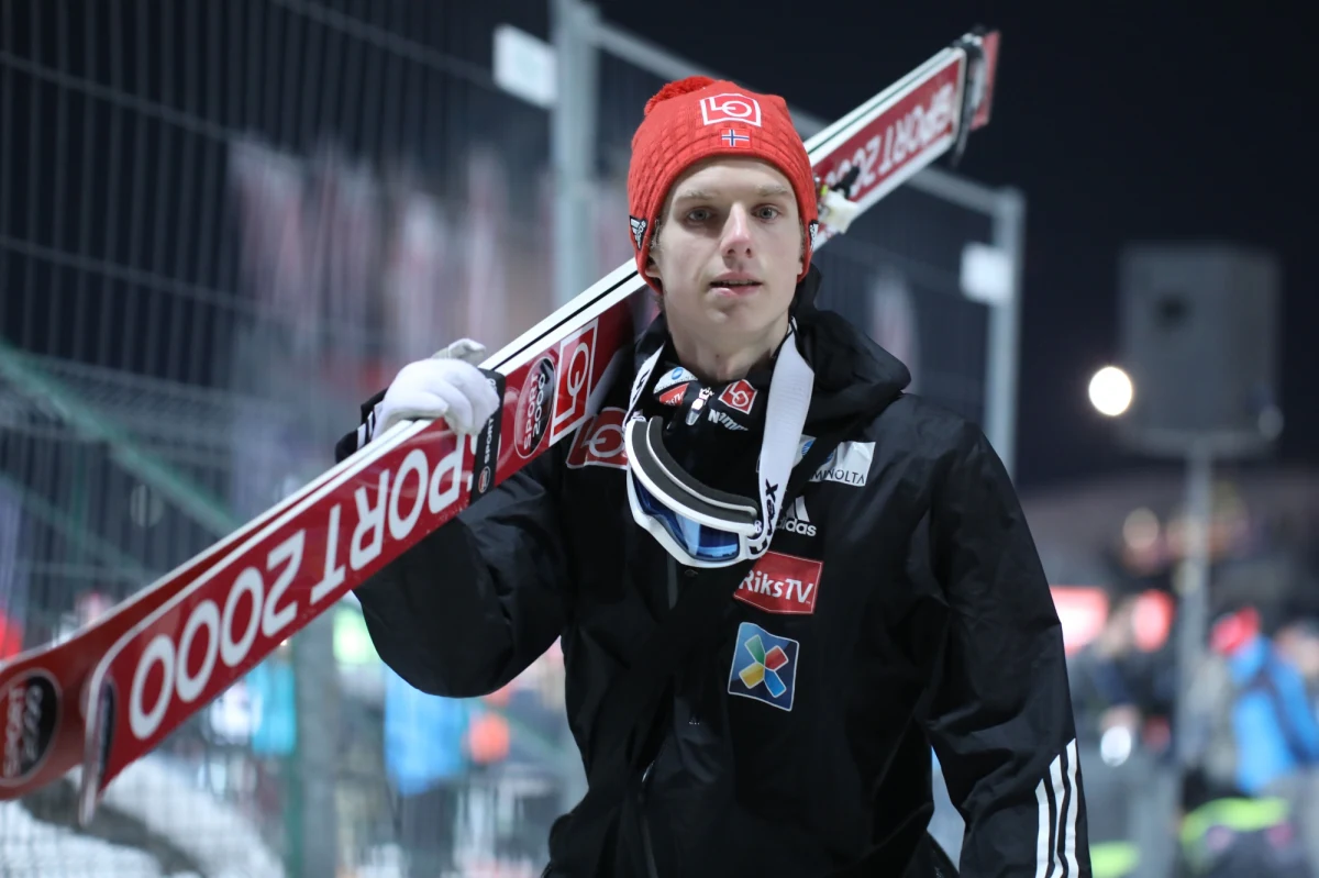 Jeden z najlepszych skoczków narciarskich świata Norweg Halvor Egner Granerud pojawił się na stadionie Ullevaal w Oslo podczas meczu Ligi Narodów Norwegia - Szwecja (3:2) w żółtej kamizelce porządkowego. Jak wyjaśnił, wykonuje tę pracę społecznie od sześciu lat.