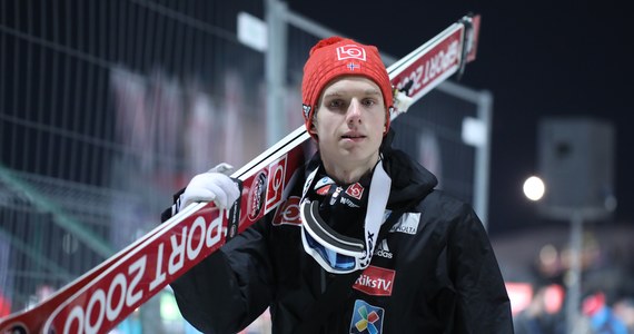 Jeden z najlepszych skoczków narciarskich świata Norweg Halvor Egner Granerud pojawił się na stadionie Ullevaal w Oslo podczas meczu Ligi Narodów Norwegia - Szwecja (3:2) w żółtej kamizelce porządkowego. Jak wyjaśnił, wykonuje tę pracę społecznie od sześciu lat.