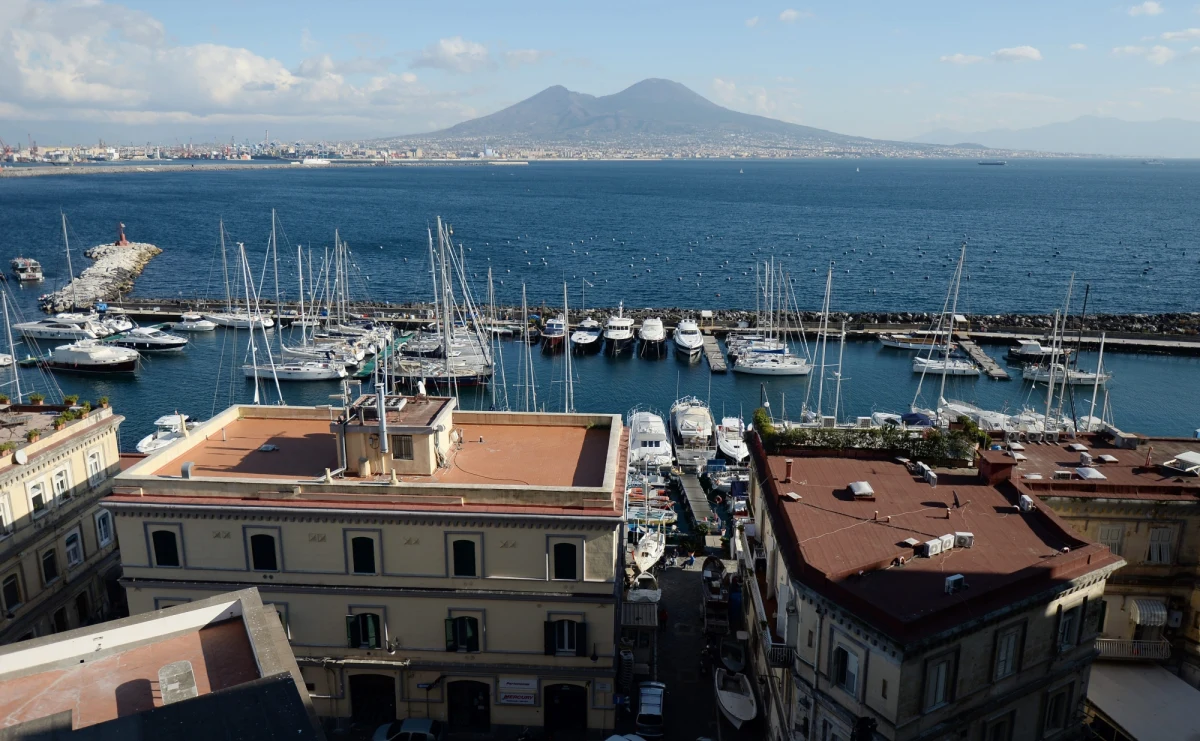 W Neapolu nigdy nie zostanie wprowadzony zakaz wywieszania prania - zapewnił burmistrz Gaetano Manfredi. Podkreślił przy okazji, że sznurki z ubraniami wiszące nad ulicami to jeden z symboli miasta, a nie dowód "braku troski o jego przyzwoity wygląd". 
