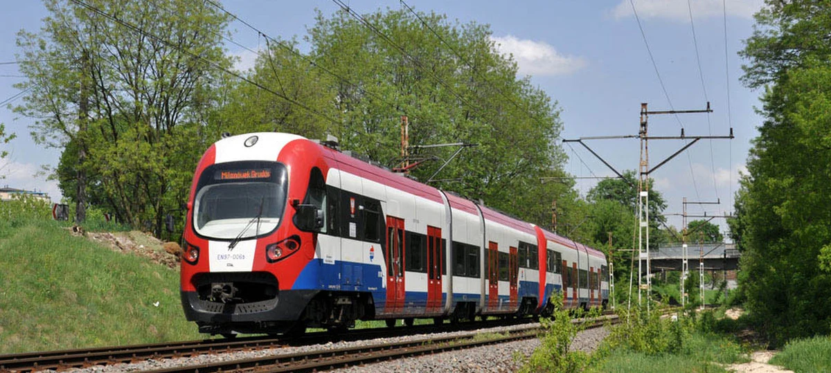 Przez najbliższe trzy weekendy pociągi WKD będą jeździły w ograniczonym zakresie. Utrudnienia wystąpią w związku z robotami budowlanymi na stacji Warszawa Zachodnia. Zmieniony rozkład jazdy będzie obowiązywał 18 i 19 czerwca, 25 i 26 czerwca oraz 2 i 3 lipca. W tych dniach jazda pociągów zostanie ograniczona i obowiązywać będzie specjalny rozkład jazdy. Pociągi będą dojeżdżać tylko do stacji Warszawa Reduta Ordona.