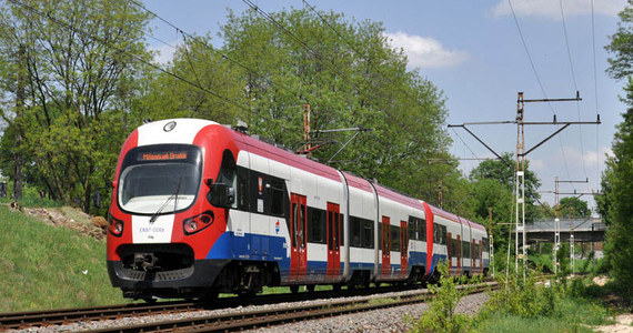 Przez najbliższe trzy weekendy pociągi WKD będą jeździły w ograniczonym zakresie. Utrudnienia wystąpią w związku z robotami budowlanymi na stacji Warszawa Zachodnia. Zmieniony rozkład jazdy będzie obowiązywał 18 i 19 czerwca, 25 i 26 czerwca oraz 2 i 3 lipca. W tych dniach jazda pociągów zostanie ograniczona i obowiązywać będzie specjalny rozkład jazdy. Pociągi będą dojeżdżać tylko do stacji Warszawa Reduta Ordona.