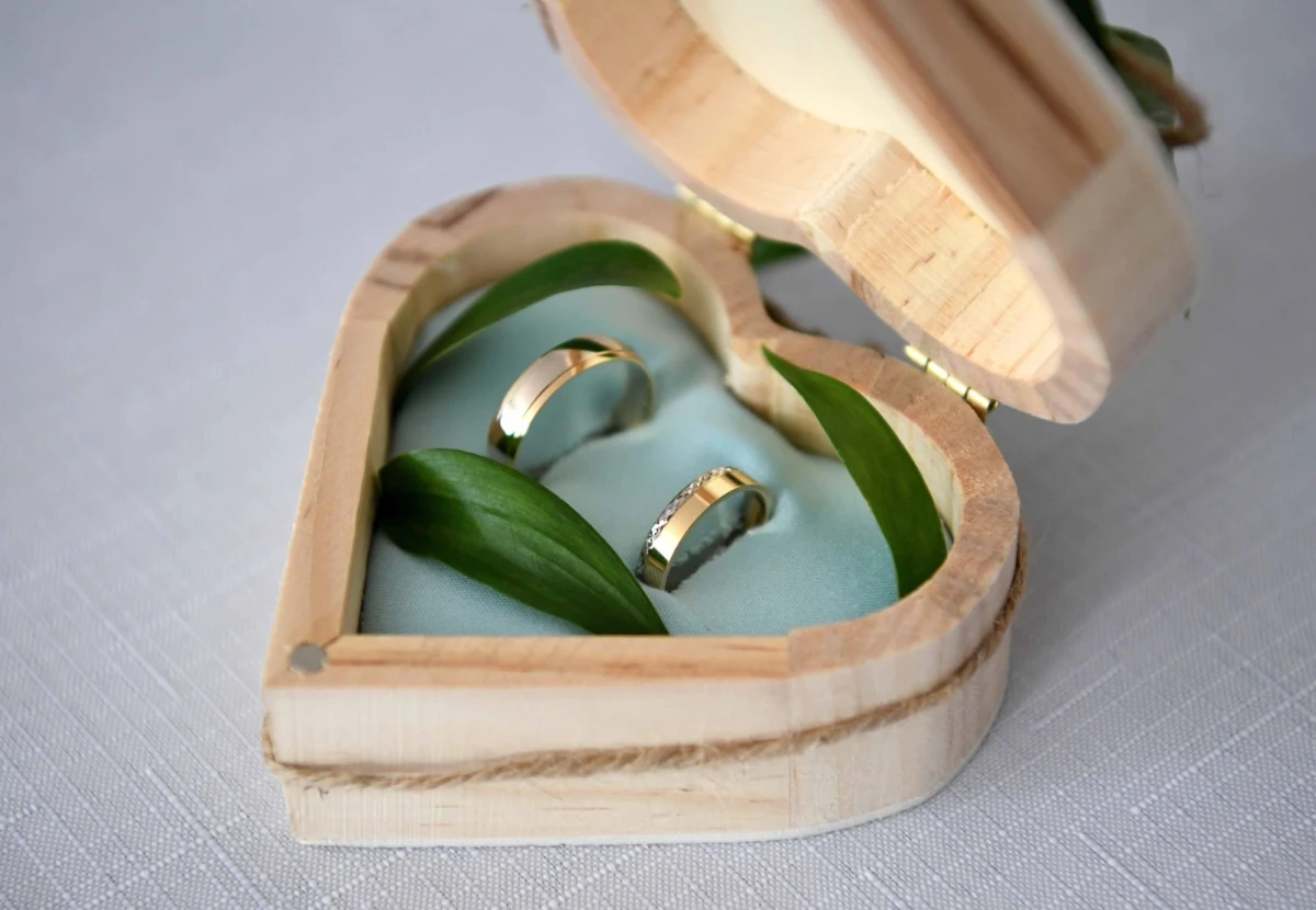 Jedna trzecia stołecznych siedzib Urzędu Stanu Cywilnego nie działa. Nie wznowiły obsługi mieszkańców po zniesieniu ograniczeń spowodowanych pandemią, a warszawiacy czekają np. na odpis aktu ślubu nawet cztery tygodnie.