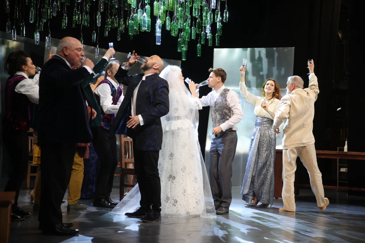 Pytania o to, jak i dlaczego pijemy oraz czy różnimy się w tej materii od Francuzów lub Włochów, stawiają twórcy spektaklu "Pijacy", opartego na oświeceniowym tekście Franciszka Bohomolca.  Przedstawienie oglądać można od piątku w Teatrze Bagatela w Krakowie.