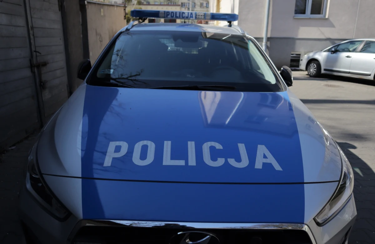 W Golubiu-Dobrzyniu (woj. kujawsko-pomorskie) funkcjonariusze z Komendy Miejskiej Policji w Płocku (woj. mazowieckie) próbowali zatrzymać 
dwie osoby podejrzewane o kradzieże i włamania. Doszło do pościgu. Uciekający staranowali radiowóz, poszkodowany został policjant. Padły też strzały - informują funkcjonariusze. 